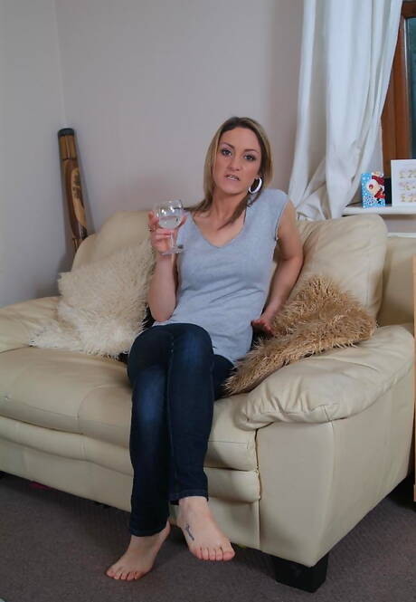 blackfoxbound invites you to browse their free photos with radiant woman in tied performance