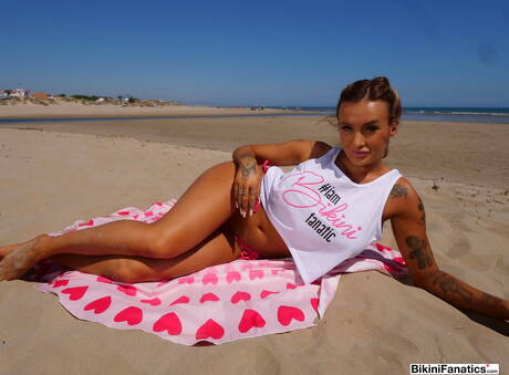 Bikini Fanatics invites you to browse their xxx pictures with Daisy Lee exhibit sexy shape