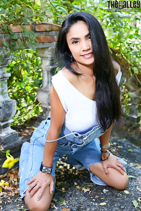 The Black Alley are proud to present you with a xxx photos featuring Leah exhibit sexy form